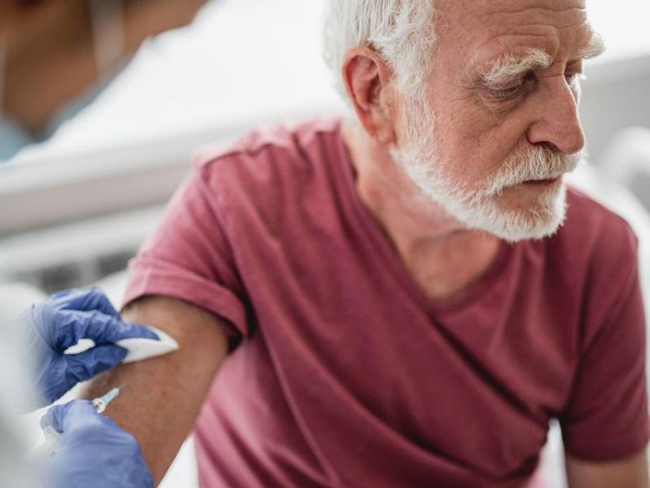 En 11 estados, las bajas tasas de vacunación de los adultos mayores son un 'polvorín' de casos nuevos