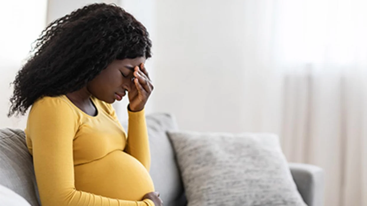 Un estudio nuevo halló que las mujeres con migrañas tienen mayor riesgo de sufrir complicaciones durante el embarazo