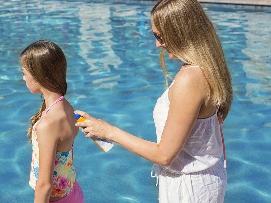 mother applies sunscreen
