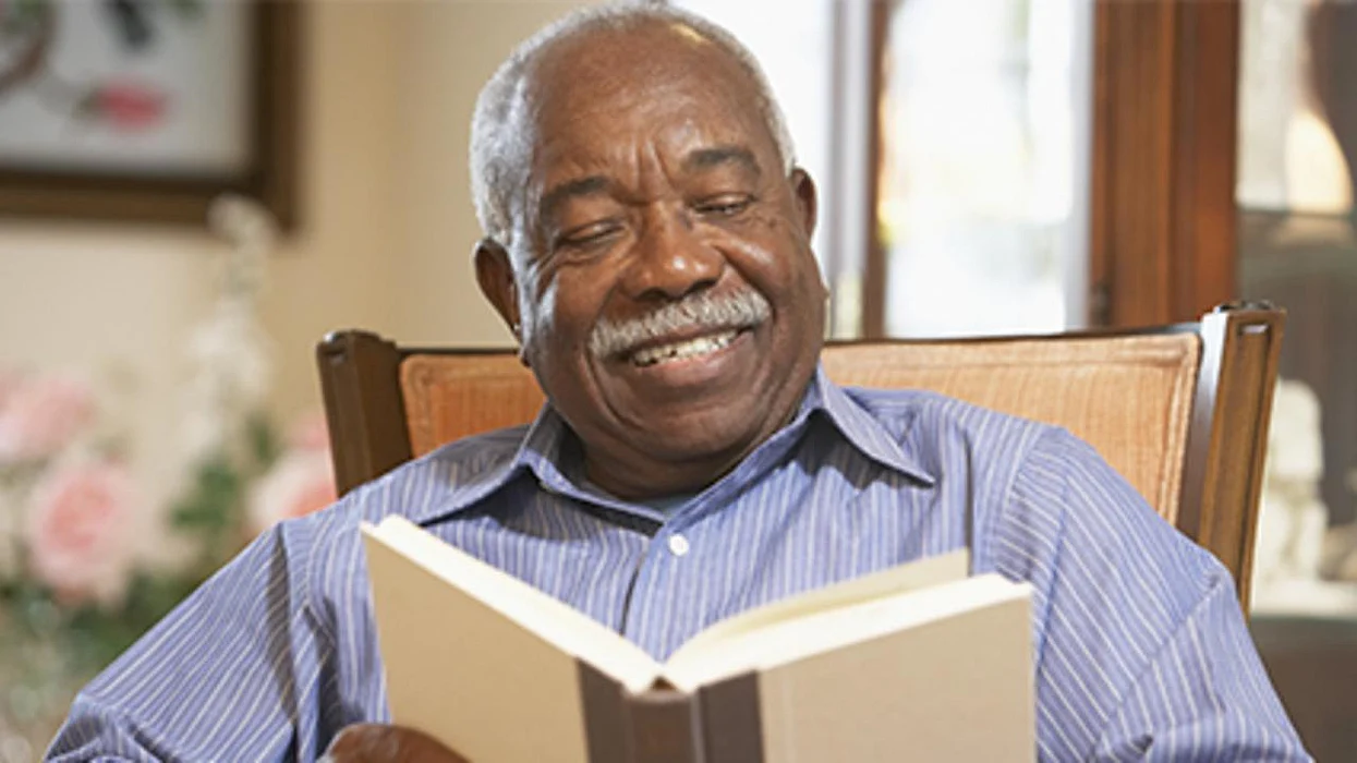 Leer, escribir y resolver crucigramas y otros rompecabezas podrían retrasar significativamente el Alzheimer, según un estudio.