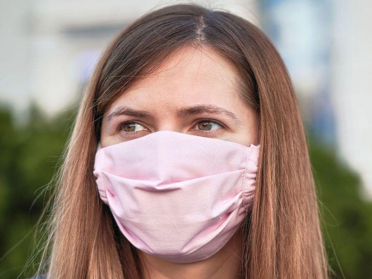  That Face Mask Is Helping to Shield You From Allergens, Too