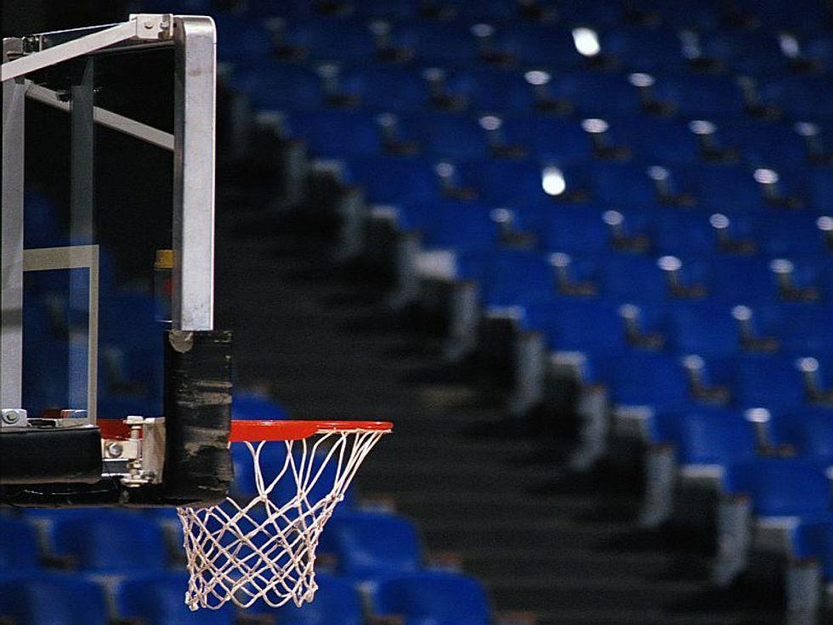 News Picture: Less Than Three-Quarters of March Madness Fans Wore Masks Properly