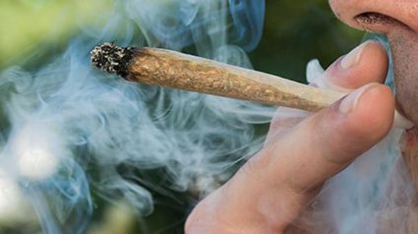 Más estadounidenses que nunca creen que el humo de marihuana es