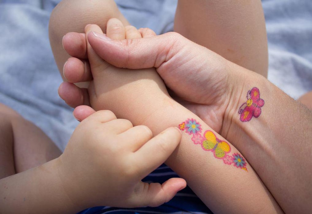 Los tatuajes temporales que usan los niños podrían causar efectos