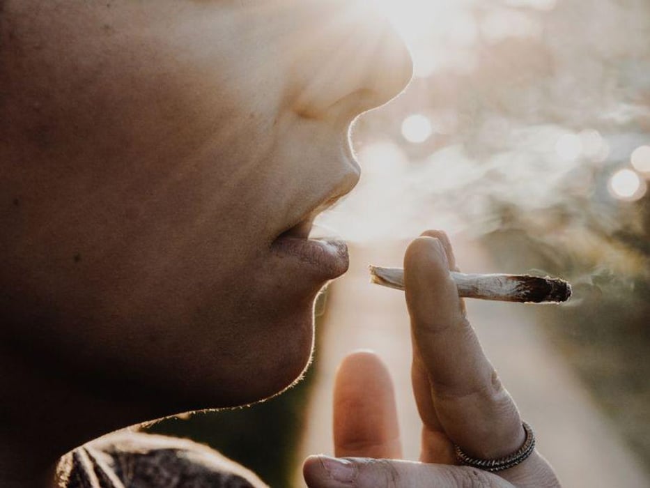 Los adolescentes que usan marihuana, cigarrillos electrónicos y cigarrillos se enfrentan a un triple peligro