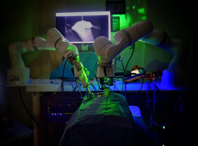 تصویر خبر: در ابتدا، یک ربات بدون کمک انسان عمل جراحی لاپاراسکوپی را روی خوک انجام داد.