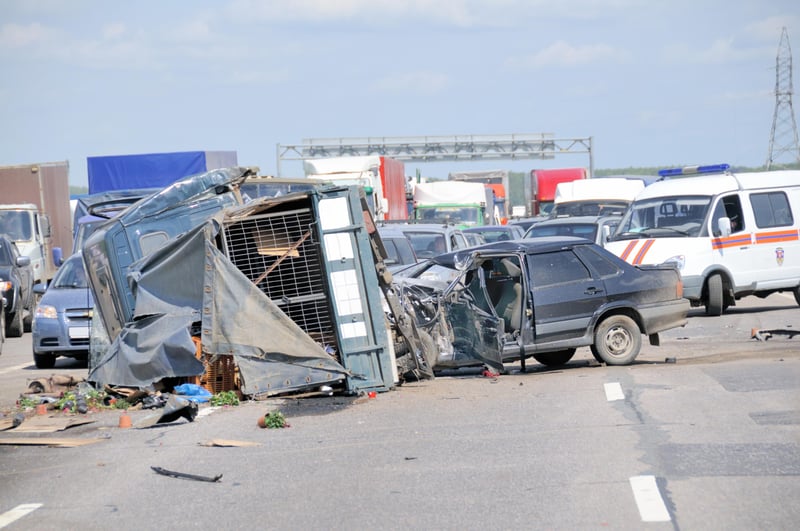 Imagen de noticias: Las señales de advertencia de muerte en las carreteras pueden causar más accidentes, no menos
