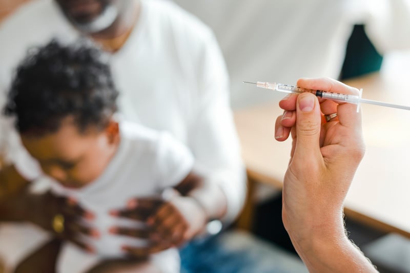 Foto de noticia: Solo 1 de cada 5 padres planea recibir la vacuna COVID para niños menores de 5 años cuando esté disponible: encuesta